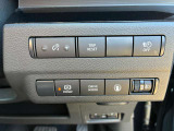 運転席右下の操作しやすい位置に各種設定ボタンがあります。