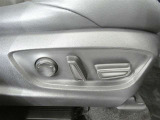 運転席パワーシート搭載。微妙な調整が手軽にでき、ピッタリのポジションで運転することが可能です。