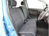 運転席・助手席まわりです。ゆったりと座って頂けるシートで快適です。