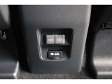 後部席へ乗車して携帯電話などを充電する時に前から配線を伸ばすとごちゃごちゃして邪魔になりがちですよね。そんな煩わしさを解消する後席側USBポート☆