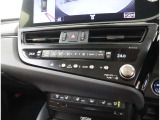 運転・助手席で独立した温度設定のできる、オートエアーコンディショナー。花粉除去機能、ナノイオン発生機能を装備し、室内を快適な環境に保ちます。