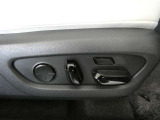運転席パワーシート搭載。微妙な調整が手軽にでき、ピッタリのポジションで運転することが可能です。