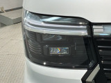 LEDヘッドライトは、点灯の瞬間から最大光量を発揮し、突然暗くなるトンネルなどでの安定感を高めます。
