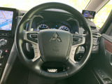 握りやすいステアリングで、運転操作を快適に。オーディオやハンズフリー通話など、便利な機能も操作可能です。運転の楽しさを向上させます。