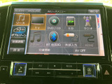 お好みの音楽やラジオを、高音質で楽しめます。多彩なソースに対応し、快適な車内空間を演出。長距離ドライブも退屈しません。