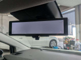 リアカメラの映像をミラーに表示する電子ルームミラー。後席の乗員や荷物で視界が遮られることなく、夜間や悪天候時でも後方視認性がクリアで安心です。