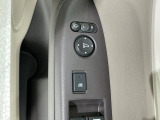 狭い駐車場で便利な電動格納ドアミラーが付いています。