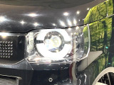 【LEDヘッドライト】悪天候や夜間走行時も良好な視界を確保し安心して運転できる高輝度LEDヘッドライトを装備!点灯速度が早く、消費電力も抑えられています。