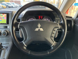 握りやすいステアリングは、運転操作をスムーズに行えます。操作性にも優れ、快適なドライビングをサポートします。