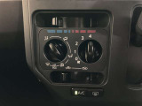 シンプルで使いやすい位置にスイッチがあるマニュアルエアコン搭載車です