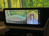 【マルチアラウンドモニター】専用のカメラにより、上から見下ろしたような視点で360度クルマの周囲を確認することができます☆死角部分も確認しやすく、狭い場所での切り返しや駐車もスムーズに行えます。
