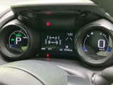 視認性の高いメーターで、速度や燃料残量などを確認しやすく、運転に必要な情報を的確に伝えて安全運転をサポートします。洗練されたデザインも魅力です。