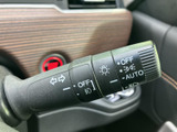 操作しやすいウインカーレバーは、スムーズな車線変更をサポート。オート機能も搭載し、安全運転に貢献します。