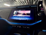 狭い駐車場や取り回しも余裕。360度カメラが車両周囲をリアルに映し出し、まるで上空から見ているかのような安心感とスムーズな操作性を実現します。