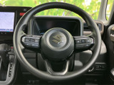 握りやすいステアリングは、運転の楽しさを向上させます。操作性にも優れ、快適なドライビングをサポートします。操作もスムーズです。