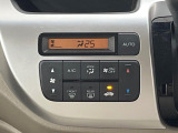 【オートエアコン】一度お好みの温度に設定すれば、車内の温度を検知し風量や温度を自動で調整。暑い&hellip;寒い&hellip;と何度もスイッチ操作をする必要はありません。快適な車内空間には必須の機能ですね♪