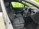 広々とした室内空間は、ドライバーにも快適な運転環境を提供します。上質な素材と丁寧な仕上げが、上質な空間を演出。長距離ドライブも疲れ知らずです。