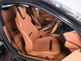 こちらは右ハンドルのお車でございます。
