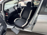 フットレストに足を乗せればよりスムーズに乗り降りできます!ドアを開けて、回転ストラップを引くと助手席が回転します☆