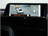 サイドクリアランスビュー表示中に、旋回時の運転操作に合わせて自動で車両を斜め後方から見たような映像を表示。