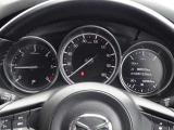 視認性に優れたCX-5の3眼メーターパネル。ドライバーに必要な情報を瞬時に把握できる機能的なレイアウトが魅力です。走る歓びを高めてくれる洗練されたコックピットデザインを、ぜひ店頭でお確かめください。