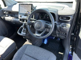 【運転席】座り心地が良いシートなので長時間の運転でも快適にお過ごしいただけます。新品のフロアマットのご注文も可能です。掲載箇所以外にご希望の写真がございましたらお気軽にお問い合わせ下さい。
