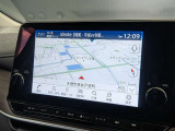 高精細な大画面で見やすい純正ナビゲーション。見やすい地図表示とスムーズな案内機能で、初めて訪れる場所でも迷うことなく目的地まで快適にドライブをナビゲートします。