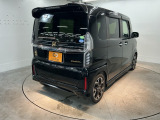 スポーティー&スタイリッシュな、大型テールゲートスポイラー