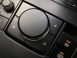 「MAZDAコネクト」コマンダー部 手元を見ることなく操作出来るように左手を自然に降ろした位置に設置。シンプルで使いやすく、機能を覚えやすいボタン配置になっています。