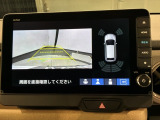 リバースギアに入れるだけで後方の表示へ切り替わります。夜間や雨の日の駐車も楽になりますよ。