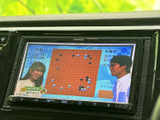 後席のエンターテイメントに。停車中には、動画やテレビをお楽しみいただけます。長距離移動も快適にお過ごしいただけるでしょう。