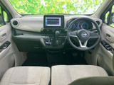 運転席からの視界は良好。操作しやすい配置で、快適なドライビングをサポートします。広々とした空間で、ゆったりと運転を楽しめます。
