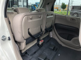 【チップアップシート】座面を跳ね上げて高さのある荷物も積載でき、日常からレジャーまで対応できます。