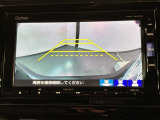 リバースギアに入れるだけで後方の表示へ切り替わります。夜間や雨の日の駐車も楽になりますよ。