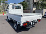 後ろ姿とサイドのバランスが分かる一枚。テール周りの印象や角の状態、荷室のイメージも掴めます。