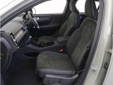 運転席8ウェイパワーシート(ドアミラー連動メモリー機構付)、助手席8ウェイパワーシート、クッション・エクステンションを搭載。シートクッションの長さを調節することができ、ホールド性をさらに高めます。