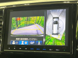 【マルチビューカメラシステム】専用のカメラにより、上から見下ろしたような視点で360度クルマの周囲を確認することができます☆死角部分も確認しやすく、狭い場所での切り返しや駐車もスムーズに行えます。