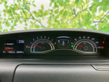 視認性の高いメーター類で、運転に必要な情報を的確に把握できます。走行距離や燃料残量など、あらゆる情報を一目で確認できるので安心です。