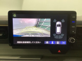 バックギアに入れますとご覧のような画像に自動的に切り替わります。車庫入れ時に役立ちます。