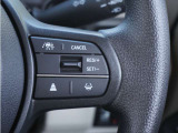 【アダプティブクルーズコントロール】ステアリングのスイッチを操作するとミリ波レーダーで先行車との距離を測定。設定を適切に保ちながら加速・減速、さらに停止まで自動に追従します。