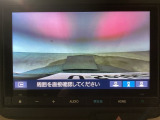 【バックカメラ】運転が苦手な方も車庫入れラクラクです!ギアをリバースに入れれば自動的に切り換わりますので、面倒な操作は不要です♪狭い駐車場もお車を傷つけず安心ですね!