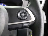 前車との適切な車間距離を保ちながら追従走行やスピードダウンをセンサーで行います。高速道路の長時間ドライブで疲労軽減に貢献します。