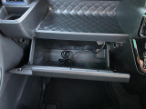 【グローブボックス】大容量のグローブボックスです!!車検証ケース他、日頃使う小物類の収納スペースもたくさんあります!