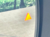 【ブラインドスポットモニター】走行中、ドアミラーの死角になりやすい箇所に後続車が接近するとサイドミラーのレンズに警告を表示!ドライバーに注意喚起をしてくれます。