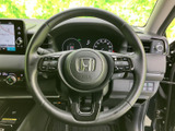 握りやすいステアリングは、運転操作をスムーズにします。オーディオやハンズフリー通話の操作も、手を離さずに可能です。