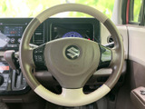 手に馴染むステアリングは、運転の楽しさを高めてくれます。操作性も良く、快適なドライブをサポートします。