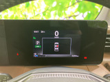 見やすいデザインのメーターは、運転に必要な情報を正確に伝えます。走行状況の把握を助け、安全運転をサポートします。