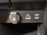 【充電用USBポート】スマホなどの充電に便利なUSBポートがついています!