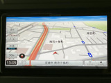 見やすい表示で、目的地までのルートをわかりやすく案内。初めての場所でも安心して運転できます。