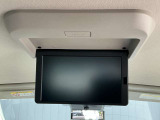 後席フリップダウンモニター装備。2、3rdシートに乗車の方がTVの視聴ができます